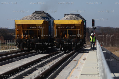 Gdańsk. Próby obciążeniowe budowanego wiaduktu...