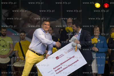 Gdańsk. Pola Nadziei. Nz. Dariusz Michalczewski przekazuje...