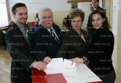 Wybory prezydenckie. Sopot. Glosuje rodzina prezydenta...