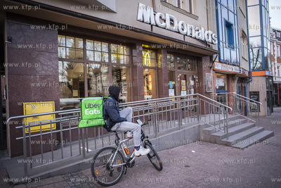 Dostawca jedzenia z Uber Eats pod restauracją McDonalds...