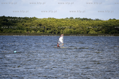 Windsurfing na jeziorze Sarbsko. 30.09.2023 fot. Paweł...