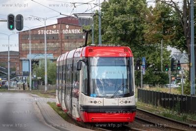 Tramwaj Pesa Swing na Jana Skolna w Gdańsku. W oddali...