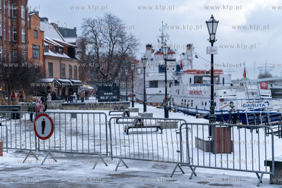 Z powodu utrzymującego się sztormu i silnego wiatru...