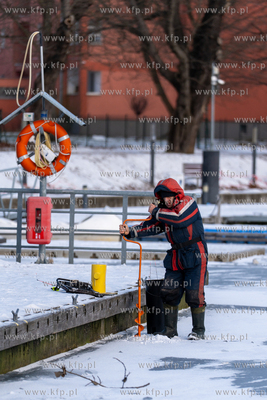 Wędkarstwo podlodowe w Gdańsku na skutej lodem Motławie...