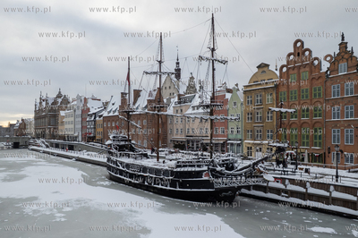 Zima w Gdańsku. Panorama Głównego Miasta. Statem...