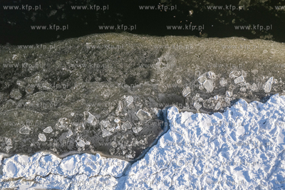 Zima. Wisła w okolicy mostu w Kiezmarku. 18.01.2026...