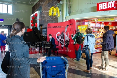 Hol Główny Dworca PKP w Gdyni. Festiwal Gdynia Classica...