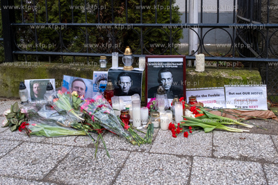 Kwiaty i znicze  po śmierci Aleksieja Nawalnego pod...
