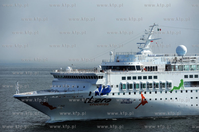 Wycieczkowiec Grand Voyager plywajacy pod bandera wloska...