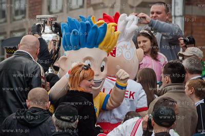 Marynarze okretu rakietowego ORP Orkan transportuja...