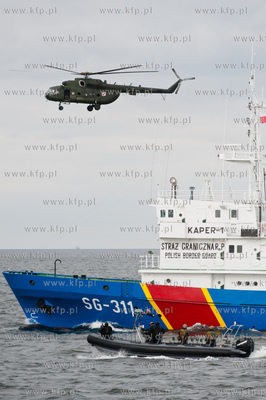 Zatoka Gdanska. Pokaz akcji odbijania zakladnikow ze...