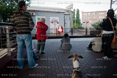Gdynia. Dworzec Glowny PKP. Przedstawienie pt. ...i...