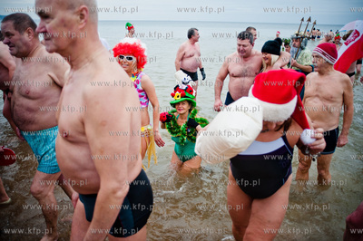 Gdansk. Plaza w Jelitkowie. Noworoczna zimowa kapiel...