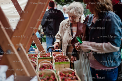 Gdansk. Plac przed siedziba Polskiego Zwiazku Wedkarskiego...