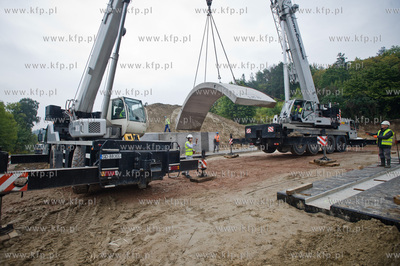 Gdansk. Ul. Ogrodowa. Montaz pierwszych elemntow wiaduktu...