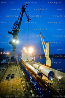 Stocznia Gdanska. Zaladunek elementow wiez wiatrowych,...