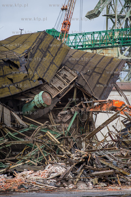 Gdansk. Tereny bylej Stoczni Gdansk. Wyburzenie hali...