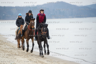 Sobotnia przejazdzka konna po plazy w Sopocie.
07.03.2015
fot....
