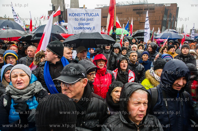 Gdansk. Plac Solidarnosci. Wiec dla obrony demokracji...