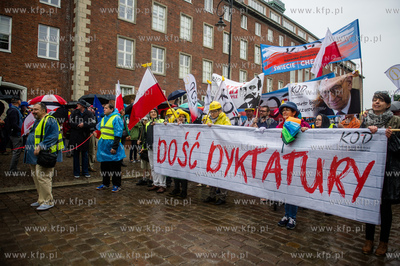 Gdańsk. Manifestacja Komitetu Obrony Demokracji pod...