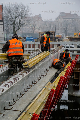 Gdańsk. Budowa zwodzonej kładki na wyspę Ołowianka....