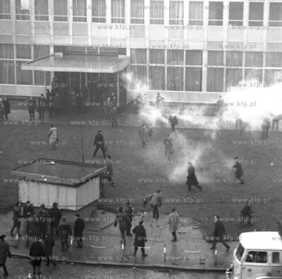 Grudzien 70, tlum na Targu Drzewnym. 12.70 Fot. Zbigniew...