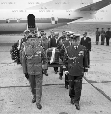 Lotnisko Gdansk - Wrzeszcz. Przylot do kraju urny z...