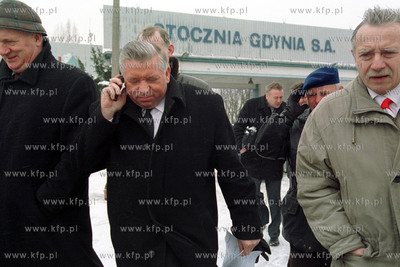 Czwarty dzien strajku w Stoczni Gdynia S.A. Do stoczniowcow...