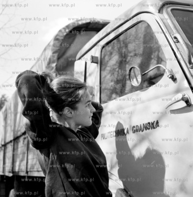 Piekna studentka przeglada sie we wstecznym lusterku...