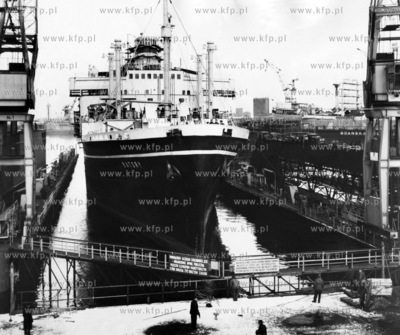 Transatlantyk statek m/s Batory wchodzi na dok w Gdanskiej...