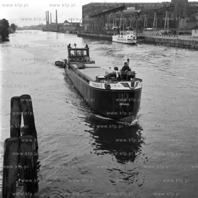 Barka Warmijka 2 wpływa do portu gdańskiego.  (Lata...