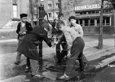 Dzieci nalewają wodę do butelki przy hydrancie.
20.04.1960
0006097z_kwiecein
Fot....