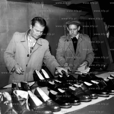 Kontrola na stoisku z butami. ( lata60 )
1960
0006185z_gdynia
Fot....