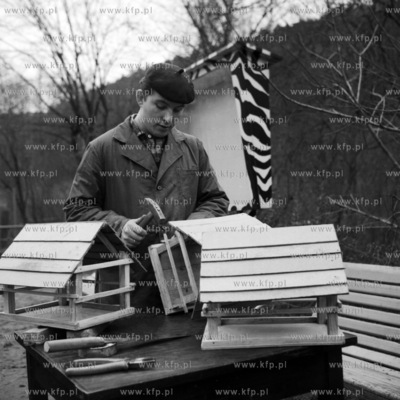 Budowa karmników dla ptaków. (Lata60).
1965
0006606z_listopad
Fot....