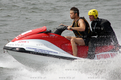 Aktor Maciej Zakoscielny plywa na skuterze wodnym po...