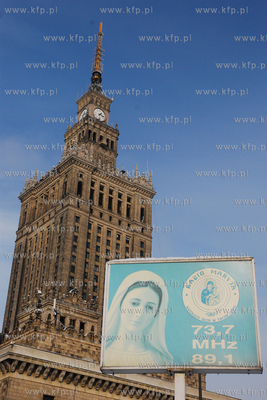 Tablica informujaca o czestotloiwosci na jakiej w stolicy...