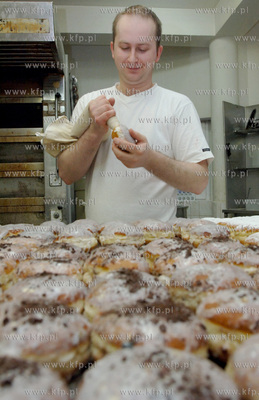 W koszalinskiej ciastkarni "KALISZCZAK" trwaja przygotwania...