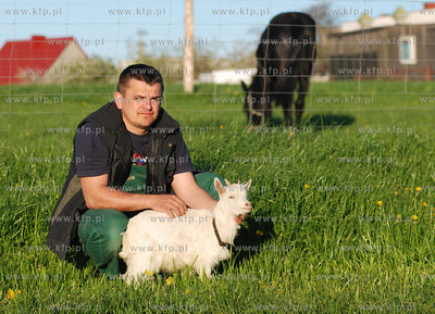 Nieznani sprawcy probowali utopic malego koziolka,...