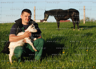Nieznani sprawcy probowali utopic malego koziolka,...