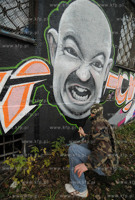 Artystyczne graffiti wykonywane na siedzibie szkoly...