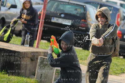 Rumia. Dzieci oblewajace sie woda w lany poniedzialek.
13.04.2009
fot....