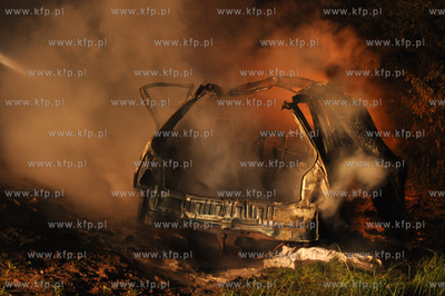 Wybuch samochodu w Gdyni - Obluzu. Nz. straz pozarna...