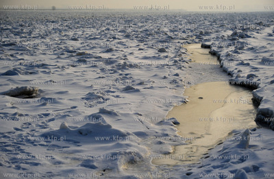 Wyspa Sobieszewska. Swibno. Rzeka Wisla skuta lodem.25.01.2010fot....