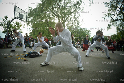Dzielnica - stolica - Streetwaves. Akcja miejska wyprowadzajaca...