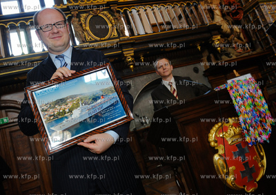 Gdansk Dwor Artusa. Grupa Japonczykow zrzeszonych w...