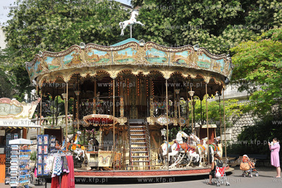 Montmartre - historyczna dzielnica Paryza polozona...