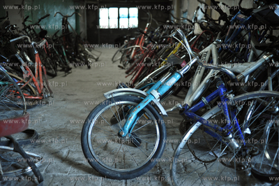 Montaz wielkiej instalacji autorstwa Roberta Rumasa...