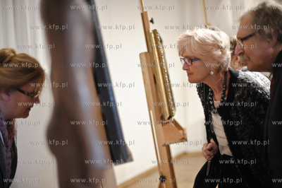 Pokaz szesciu obrazow i jednej rzezby w Oddziale Sztuki...