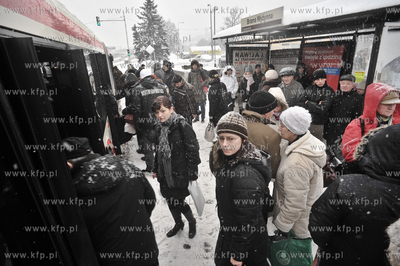 Obfite opady sniegu sparalizowaly Gdansk. Tlum ludzi...