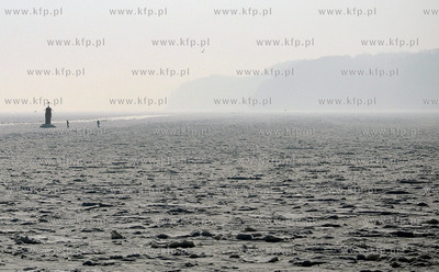 Gdynia, Srodmiescie. Mimo zakazu spacerowicze wchodza...